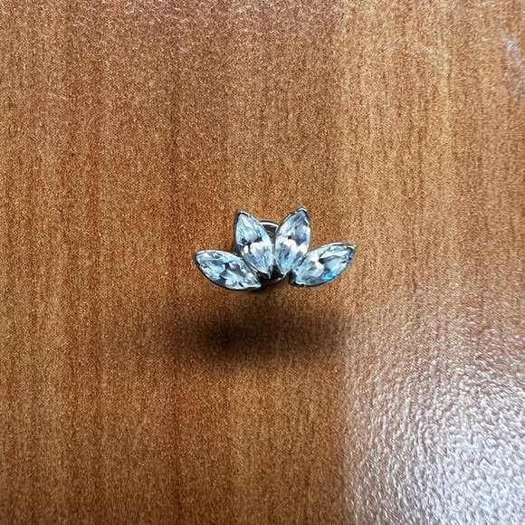 White Gold w/Cubic Zirconium Cartilage Earring ✨ - Picture 1 of 4